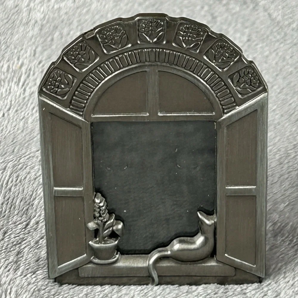 Small Pewter Picture Frame Kitty Cat On Ledge Peeking Out Arched Window Grandma